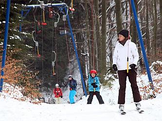 Kinder auf dem Skilift