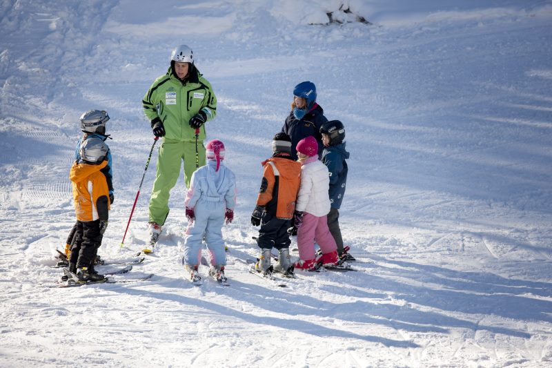 Kinder am Skifahren auf dem Ravensberg