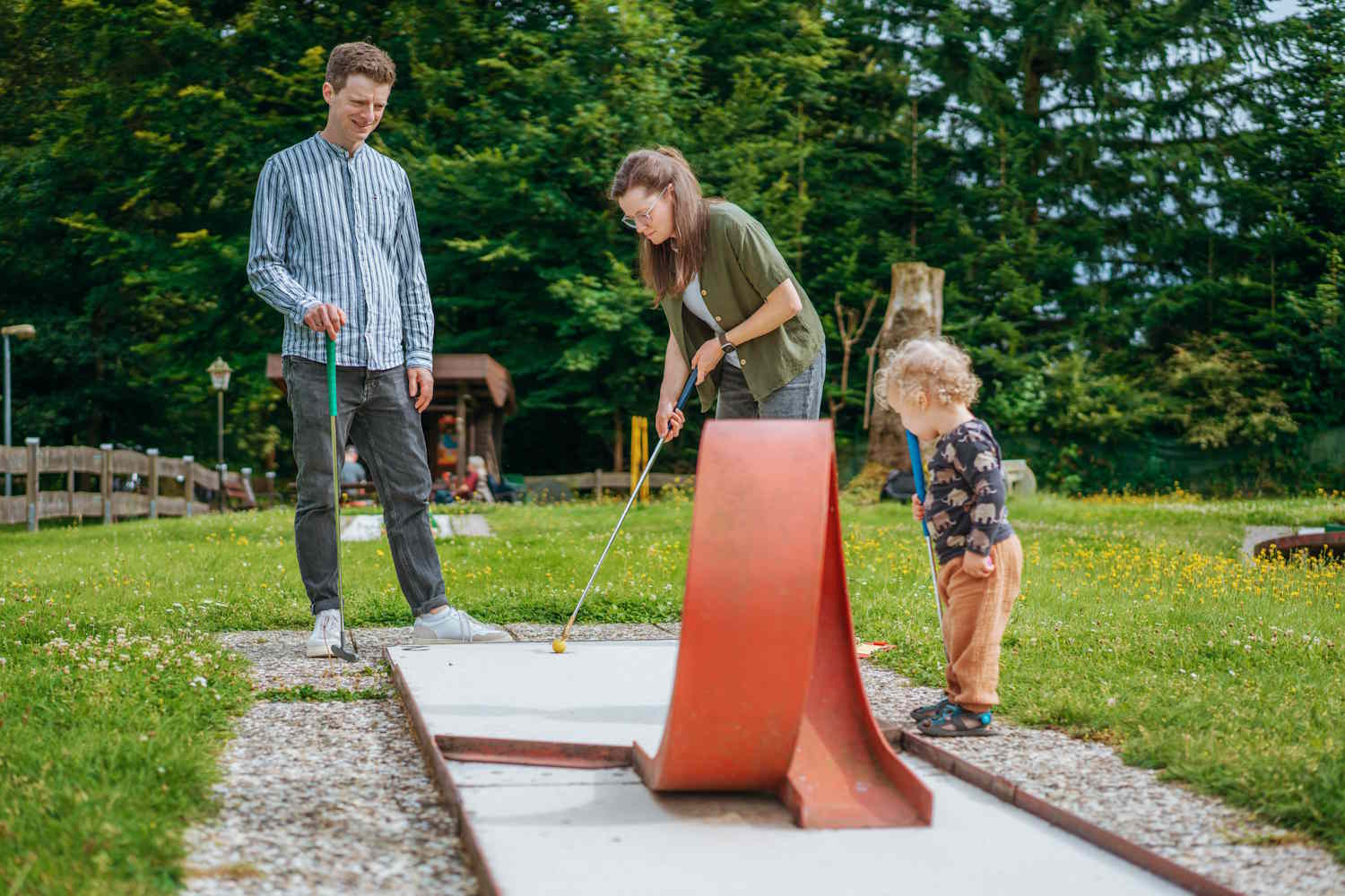Familie beim Minigolfen im Vitalpark