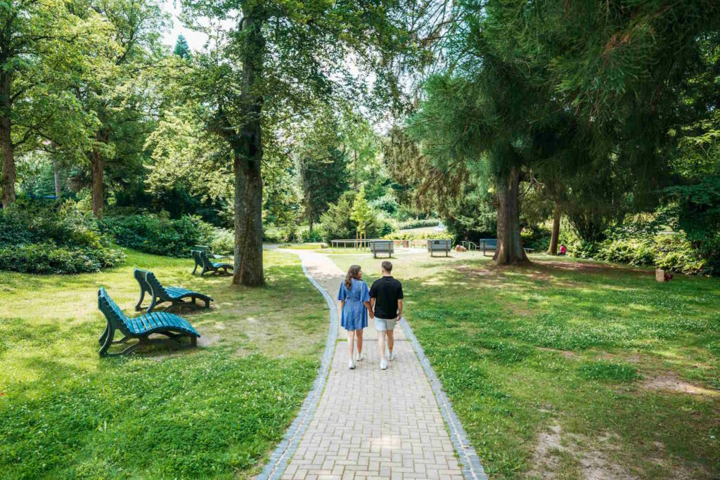 Paar macht einen Spaziergang im Vitalpark