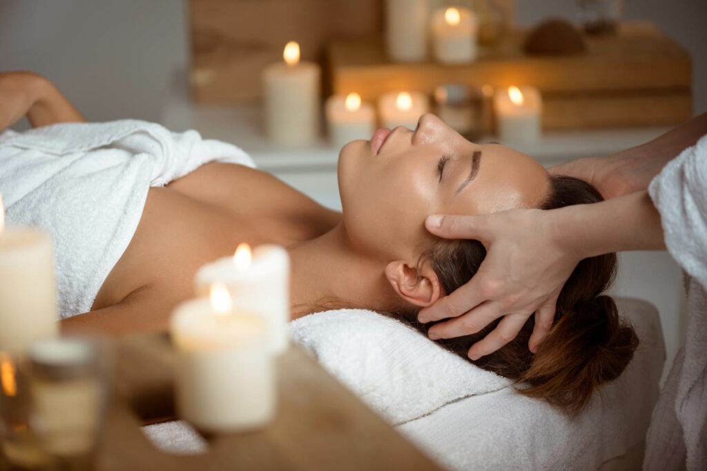 Frau bekommt Wellnessbehandlung