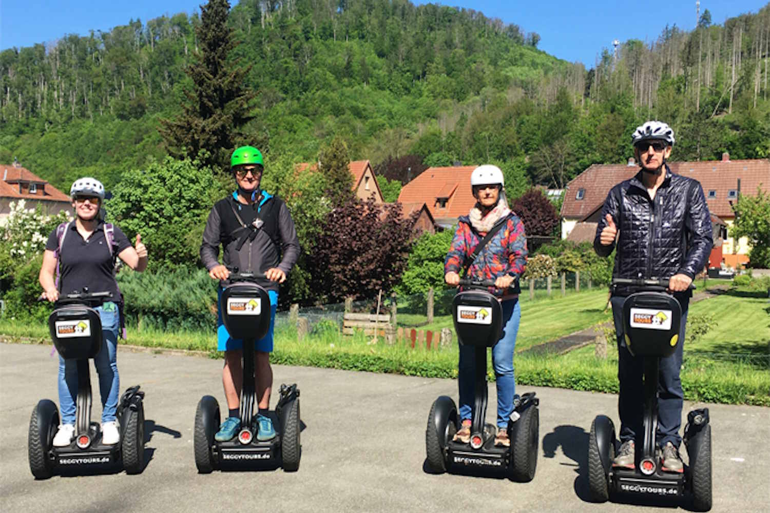Vier Personen auf Segways vor der Harzer Landschaft
