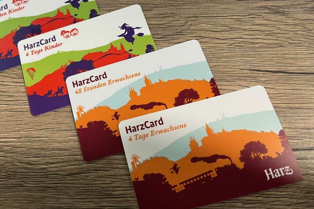 die verschiedenen HarzCards auf einer Holzplatte
